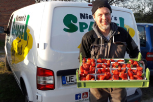 Hinrich Niemann mit Erdbeeren